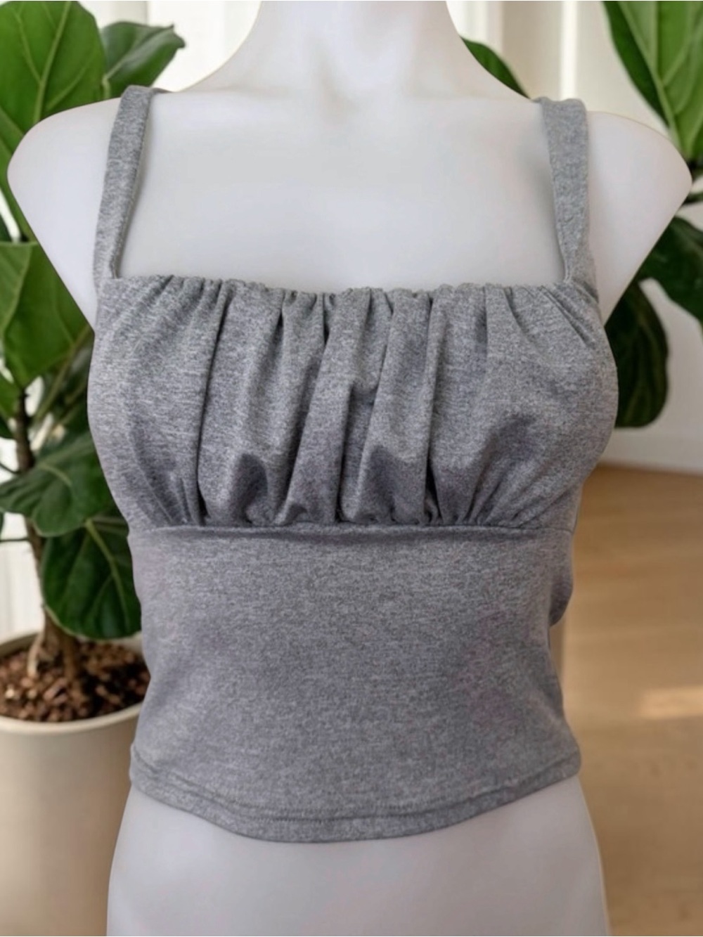 (NWOT) Women’s Unbranded Gray Cropped Tank, Medium